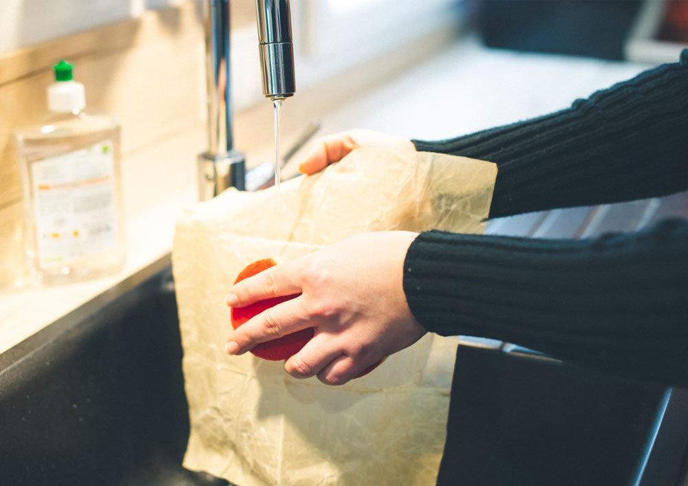 Nettoyage bee wrap au savon et à l'eau